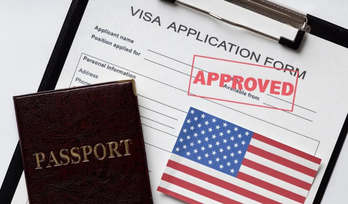 Asesora revisando plan para visa TN